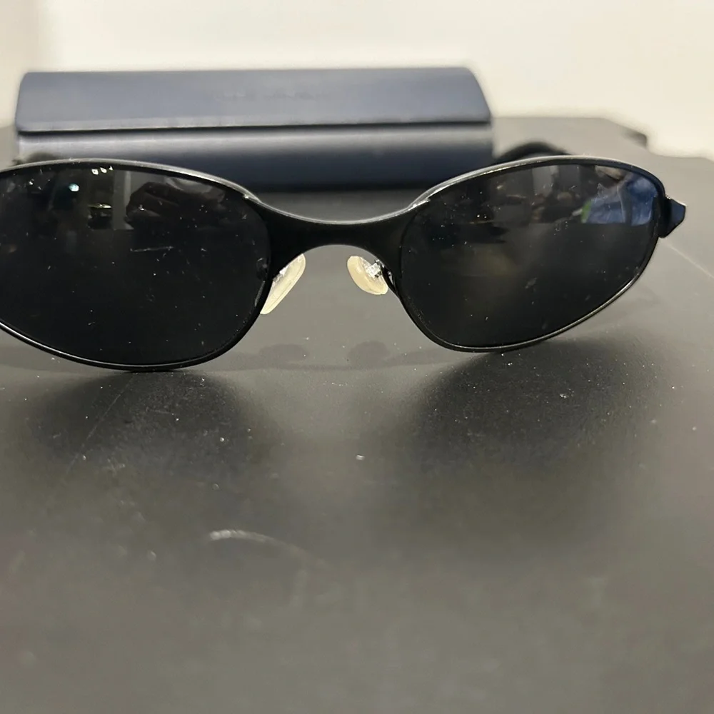 Sleek Black Oval Sunglasses